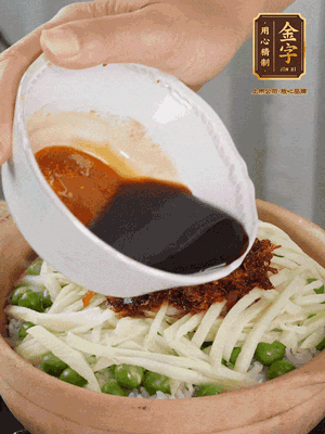 繼續(xù)小火燜3分鐘，淋上XO醬攪拌均勻。
