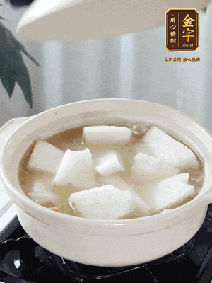 最后下冬瓜繼續(xù)燉煮10分鐘，撒上蔥花點綴。