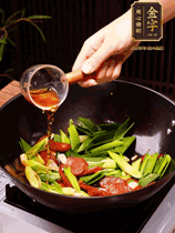 下蒜苗炒軟，沿鍋邊烹入一勺料酒，加醬油、蠔油、白糖調(diào)味炒勻