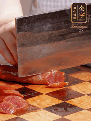 金字香腸煮熟，切片