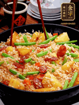 加水，沒過大部分食材。把瀝干水分的米飯均勻地鋪在上面，筷子戳幾個(gè)洞