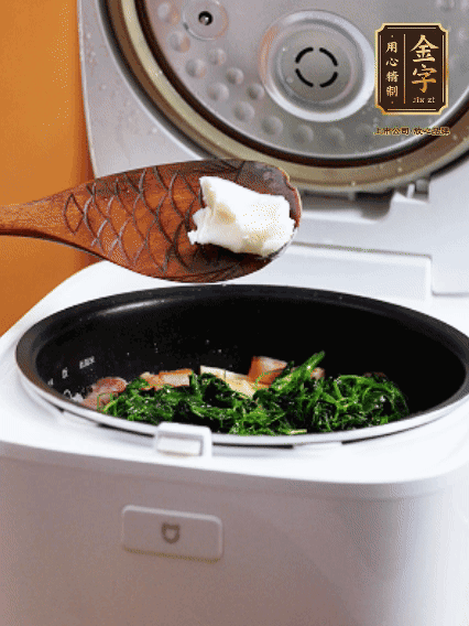 放入電飯鍋、加1勺豬油翻拌均勻