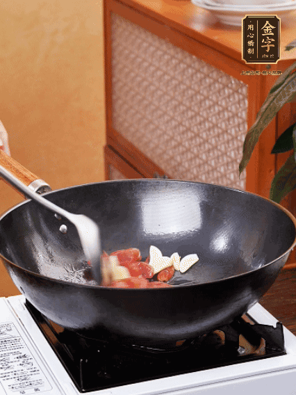 熱油，香腸微微煸出香味，加蒜片、小米辣